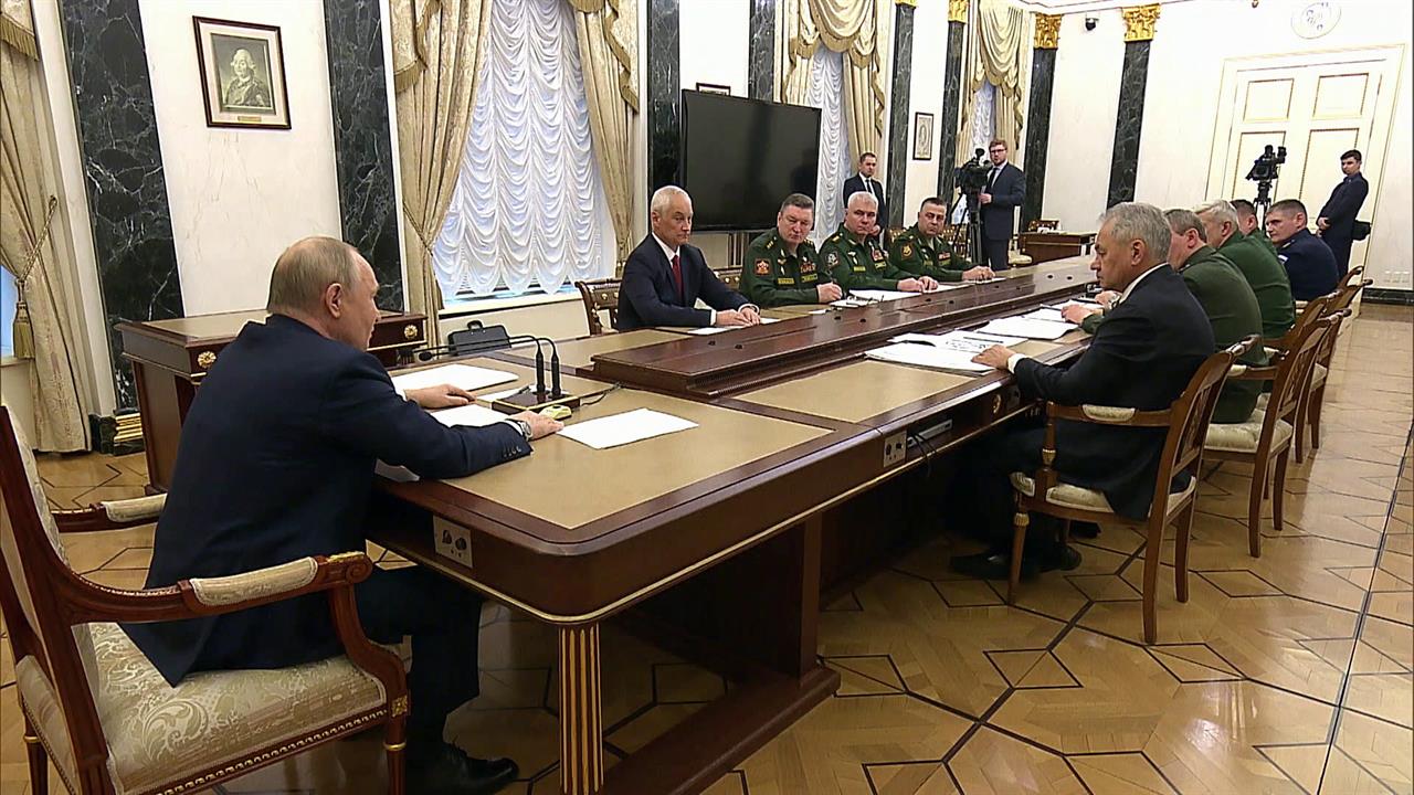 Владимир Путин встретился с командующими военных округов и провел совещание по развитию ОПК