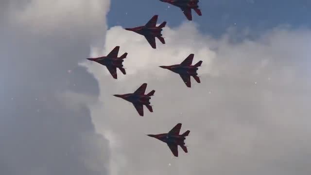 САМЫЕ КРУТЫЕ ФИГУРЫ ВЫСШЕГО ПИЛОТАЖА И ТРЮКИ САМОЛЕТОВ !
