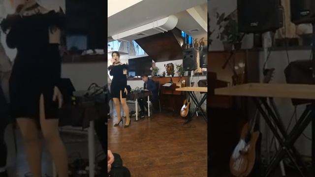 Поет Ульяна Карабанова