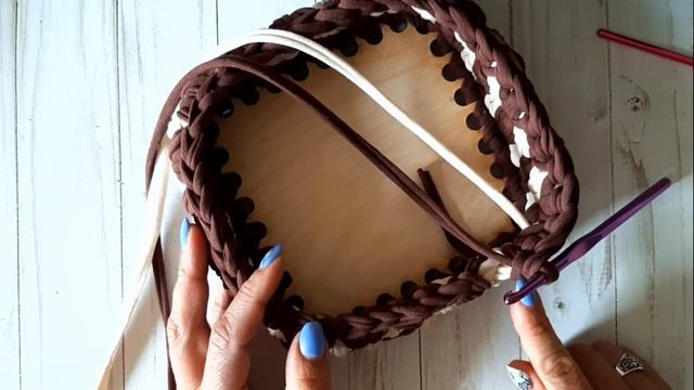 Квадратная двухцветная корзинка из трикотажной пряжи.