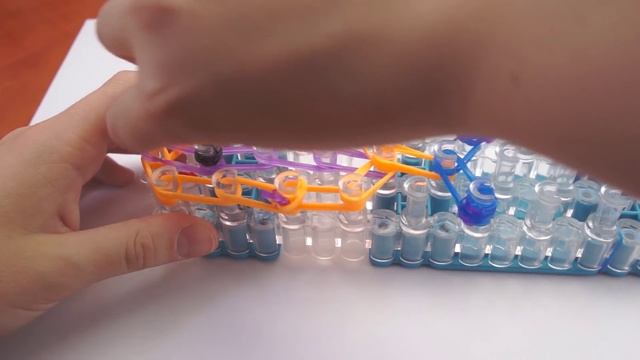 Плетём рыбку на станке. Плетение из резинок Rainbow Loom. Урок 6 смотреть онлайн