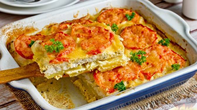 Яркая, вкусная, простая!
КАРТОФЕЛЬНАЯ ЗАПЕКАНКА С КУРИЦЕЙ
