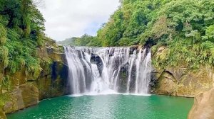 Снимите стресс с помощью звука естественной текущей воды в сочетании с фортепиано.