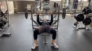 Жим штанги узким хватом - техника выполнения