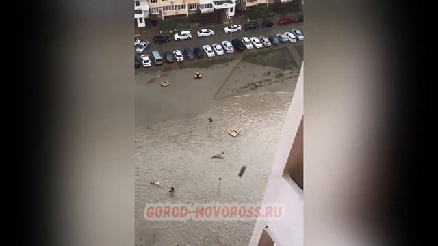 Проспект Ленина 52 тоже оказался под водой. Новороссийск 06.09.2020 смотреть онлайн