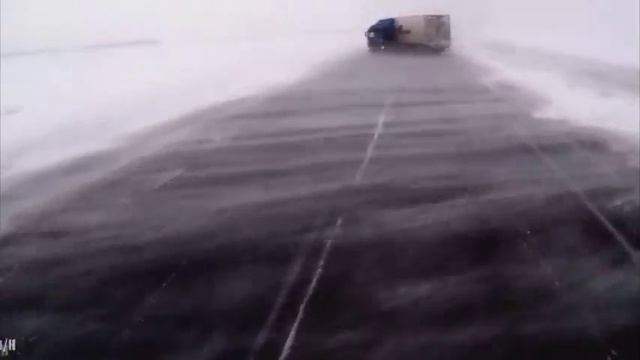 Как в Омске фуру сдуло ветром смотреть онлайн
