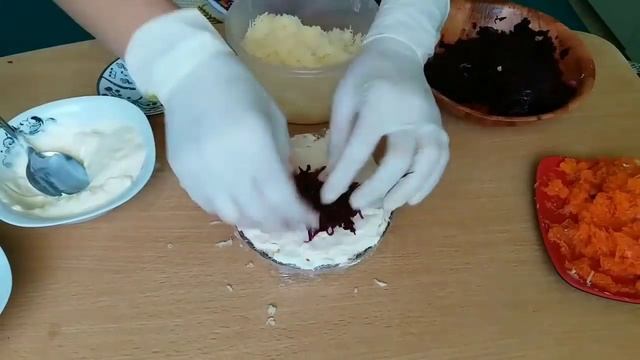 Простой салат. Чем то напоминает салат шуба без селедки. смотреть онлайн