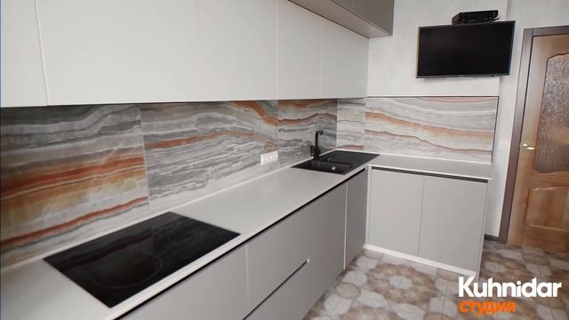 ЯРКАЯ, НО НЕЖНАЯ КУХНЯ С ФАСАДАМИ MATTELUX. КАМЕННАЯ СТОЛЕШНИЦА