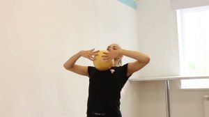 Перекаты мяча по двум рукам