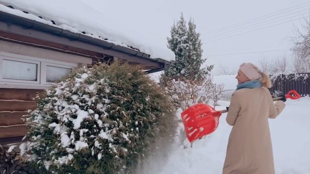 Опасные сосульки на даче. Дача в снегу. Зимний сезон открыт на даче. Любимый сад зимой. смотреть онлайн