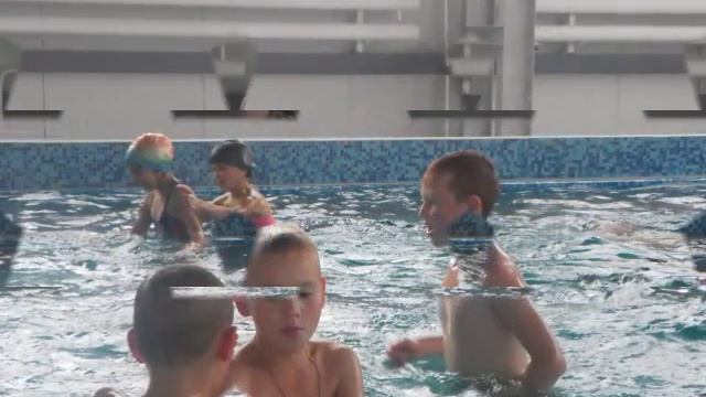 Дети в бассейне смотреть онлайн