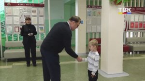 Персональную экскурсию по школе для будущего первоклассника провел глава Искитима
