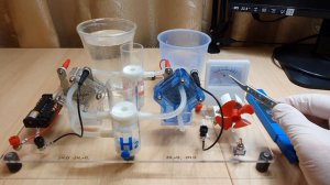 Водородный двигатель на мокром топливном элементе с полимерной протонной мембраной.