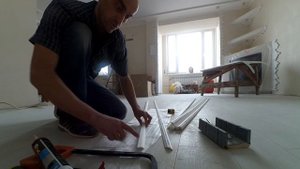 Поклейка багета под натяжной потолок. Ошибки которых лучше не допускать!
