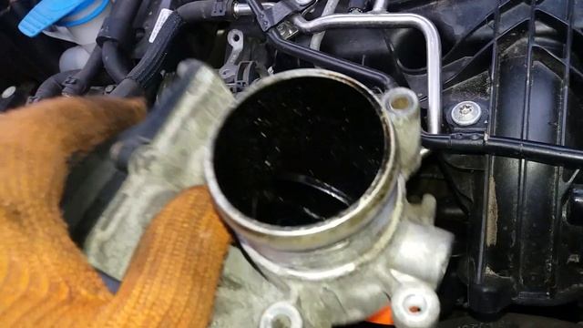 Volkswagen Caddy опять ошибка р0121. Чистка дроссельной заслонки. смотреть онлайн