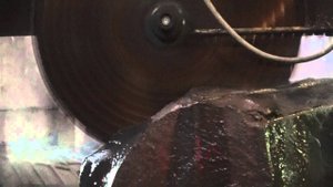 Распиловка блока габбро-диабаза, дисковой пилой. - ООО "ПГК"