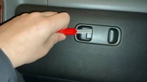 MITSUBISHI PAJERO 3 открываем верхний бардачок.