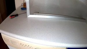 Как собрать алюминиевую дверцу кухонного подвесного шкафчика при замене разбитого стекла?