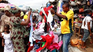 Как вся поношенная одежда мира поступает на рынок Кантаманто в Гане