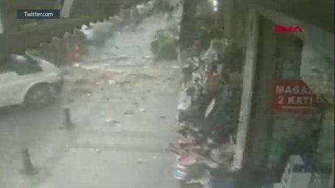 Взрыв прогремел в деловом центре в Стамбуле