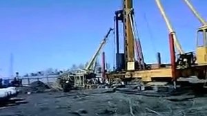 сваебойный копер в работе