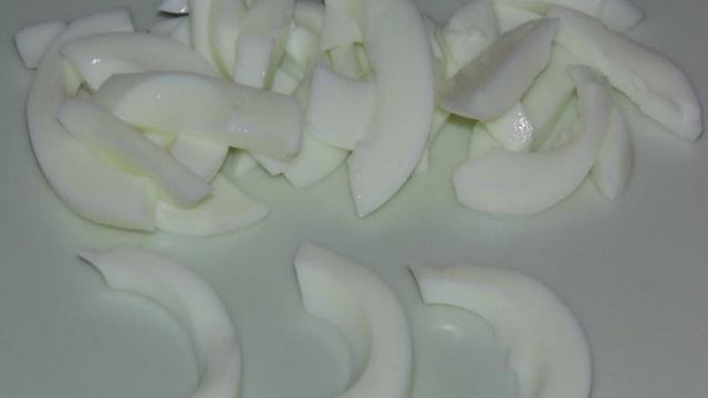 Салат из стручковой фасоли с помидором и кунжутом