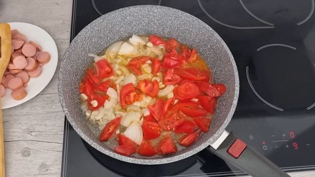 Яичница с помидорами и сосисками. Супер вкусно!