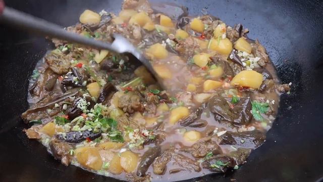 【百味大彭】老妈和面，大彭烙饼，配上东北大锅菜，又是饱餐一顿，全家吃过瘾 смотреть онлайн