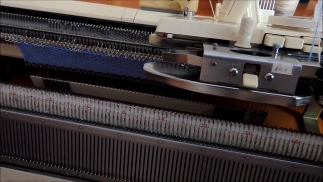 Вяжем жаккард на одной фонтуре по перфокарте Бразер смотреть онлайн