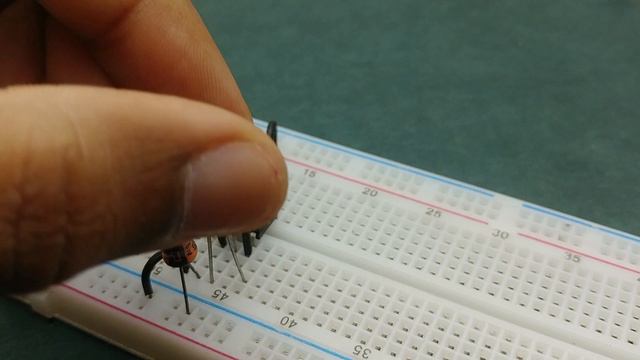 Tick Tock Sound Generator Circuit on Breadboard | 555 Timer Project #6 смотреть онлайн
