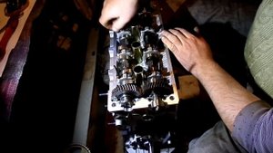 109 Установка впускного распредвала головки блока цилиндров двигателя Джили МК копия двгателя
