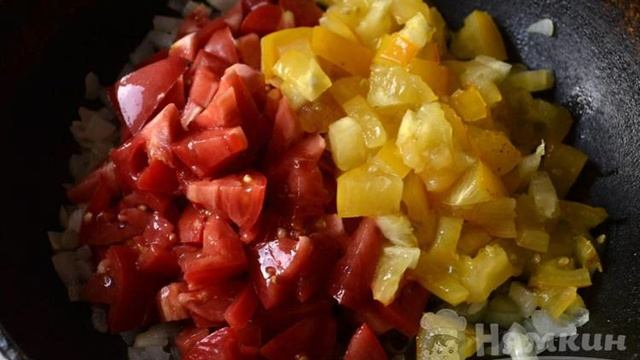 Кабачки тушеные с помидорами и луком