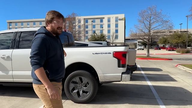 Rivian vs Cybertruck vs Lightning! Quick Tour & My Recommendation For You смотреть онлайн