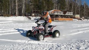 Yamaha Raptor (YFZ 450) гоняет по снегу на снежной резине