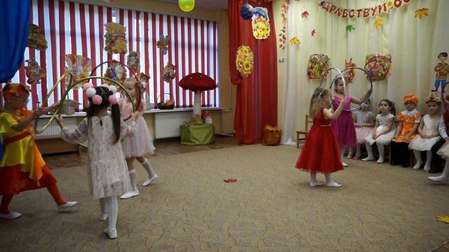 Танец с обручами старшая группа "Паровозик" Осень #осень #детскийсад #танецвдетскомсаду смотреть онлайн