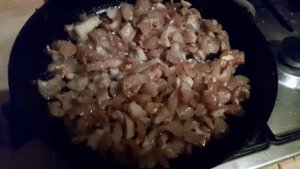 Приготовление свиных шкурок к пиву.