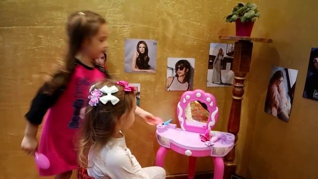 САЛОН КРАСОТЫ играем Детское трюмо Делаем прически Детский канал Маша и Карина смотреть онлайн