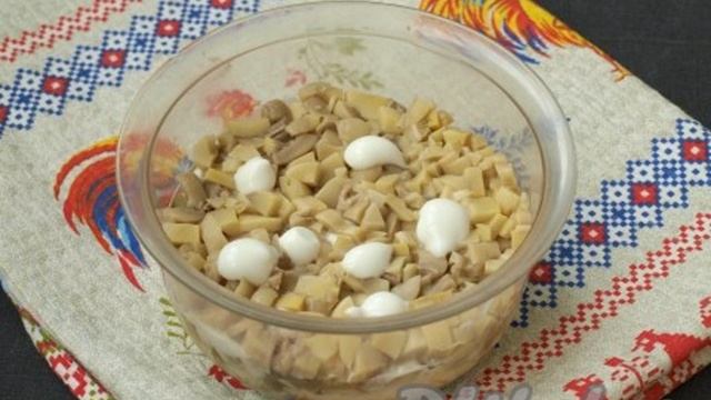 Салат Ирина с копченой курицей и грибами