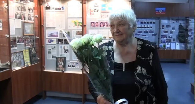 Ветеран ОВД Валентина Селихова принимает поздравления по случаю юбилея. ЛНР