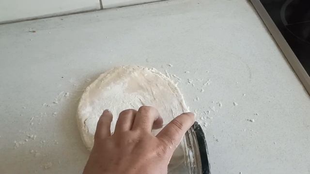 как раскатать тесто без скалки?