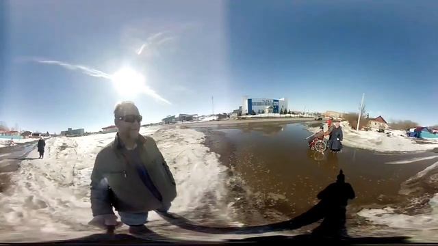 Видео 360°. Как деда перевозили через лужу. Ул. Есенина. смотреть онлайн