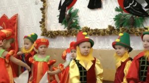 Игра с разноцветными платочками на новогоднем утреннике 2018 в младшей группе  Муз  рук  Максюта Г