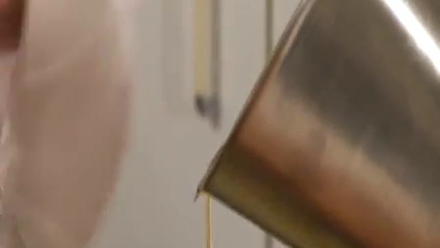 Зеленая спаржа с голландским соусом и красной икрой