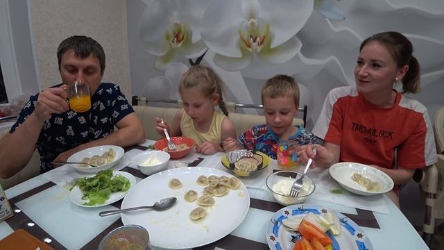 МУКБАНГ ПЕЛЬМЕНИ с говядиной ОВОЩИ, ЗЕЛЕНЬ | MUKBANG BEEF DUMPLINGS смотреть онлайн