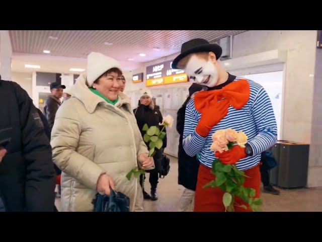 На вокзалах Свердловской железной дороги поздравили путешественниц смотреть онлайн