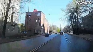 Машина врезается в столб