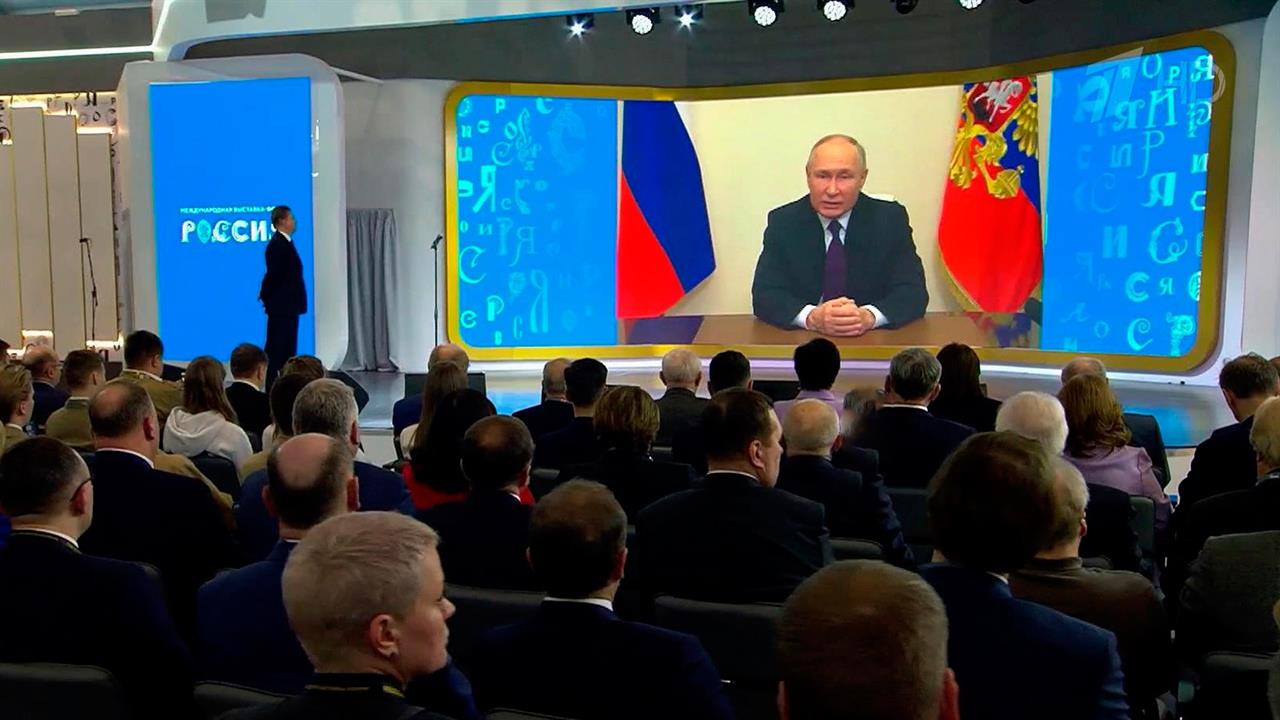 Владимир Путин поздравил коллектив "Газпрома" с 31-летием