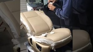 Процесс ремонта кожи автомобильного сидения