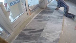 Кладем мрамор с Сашкой на кривые полы.Russian tiler.Stone work.Эстония