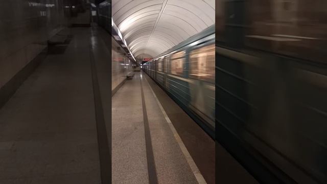 Отправление "Номерного" (81-717/714) со станции Дубровка ЛДЛ (извините за качество) #brobronikik смотреть онлайн